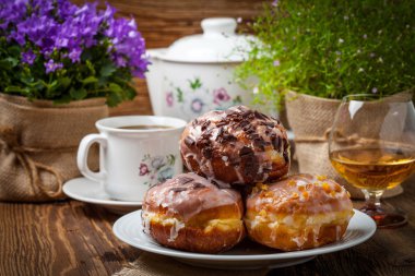 bir plaka üzerinde tatlı çörek.