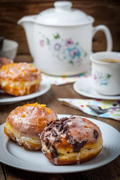 Sweet donut on a plate. — Stock Photo, Image