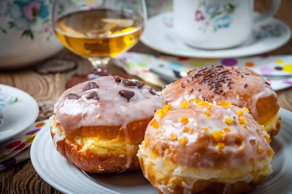 Sweet donut on a plate. — Stock Photo, Image