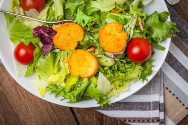 Croutons karışık salata.