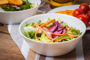 Croutons karışık salata.