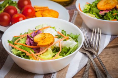 Croutons karışık salata.