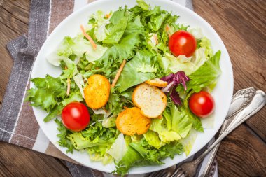 Croutons karışık salata.