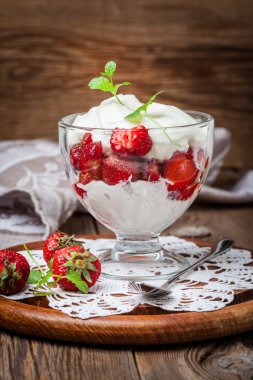 Çilekli kremalı tatlı.