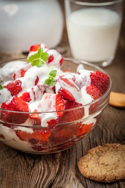 Erdbeeren mit Sahne. — Stockfoto