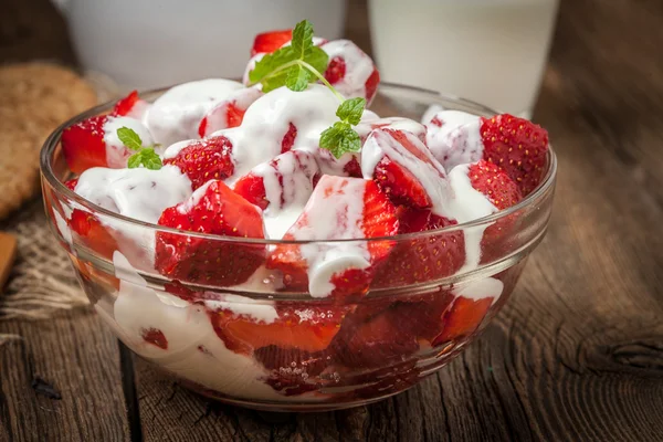 Erdbeeren mit Sahne. — Stockfoto