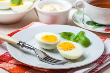 Bir tabakta haşlanmış yumurta.