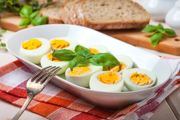 Gekookte eieren op een schotel. — Stockfoto