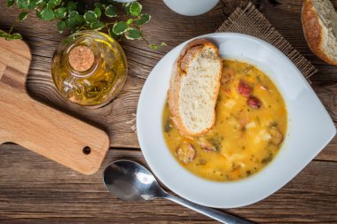 Bezelye çorbası ile pastırma ve sucuk.