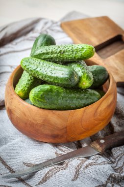 ahşap kase taze salatalık.