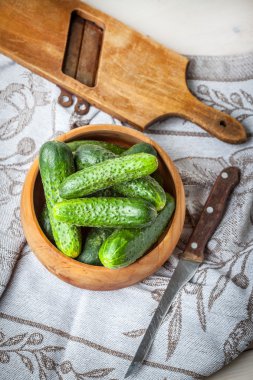 ahşap kase taze salatalık.