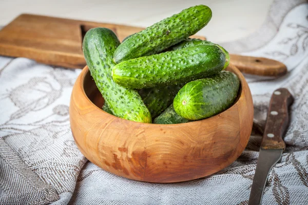 Verse komkommer in een houten kom. — Stockfoto