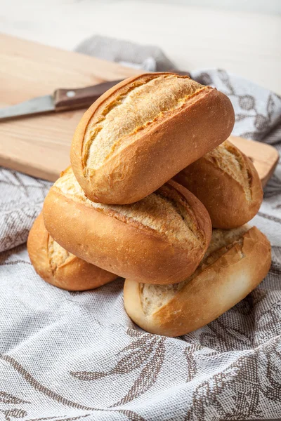 Frisch gebackene Krustenbrötchen — Stockfoto