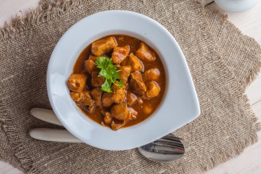 gulaş çorbası domuz eti ve mantar ile.