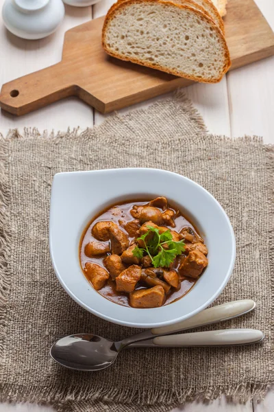 Sopa de goulash com porco e cogumelos . — Fotografia de Stock
