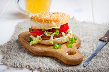 Taze sebzeli ev yapımı hamburger..