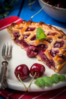 Mavi masada ev yapımı vişneli tart.