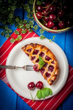 Mavi masada ev yapımı vişneli tart.