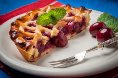 Mavi masada ev yapımı vişneli tart.