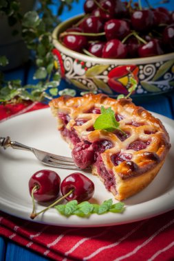 Mavi masada ev yapımı vişneli tart.