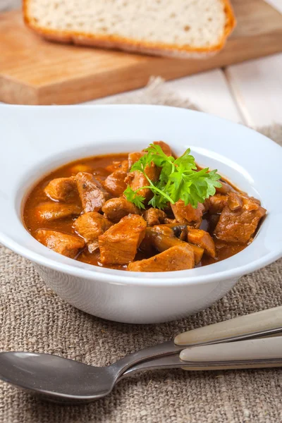 Sopa de goulash com porco e cogumelos . — Fotografia de Stock