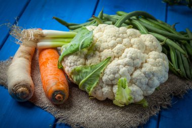 Mavi masada taze sebze.