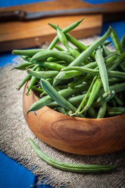 yeşil fasulyeler kasede.