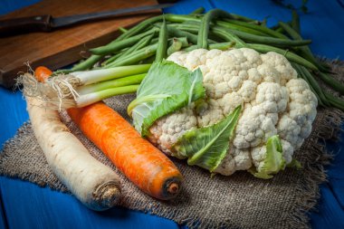 Mavi masada taze sebze.