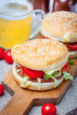 Taze sebzeli ev yapımı hamburger..