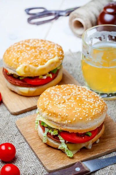 Hamburger domowej roboty ze świeżymi warzywami. — Zdjęcie stockowe