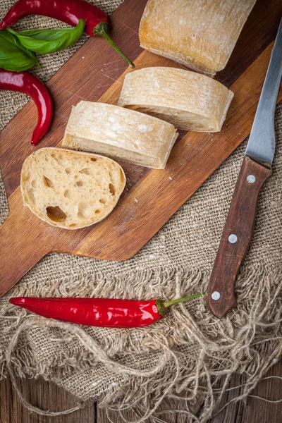 Pan de ciabatta en rodajas en tabla de cortar . —  Fotos de Stock