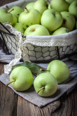Metal sepet içinde yeşil elma.