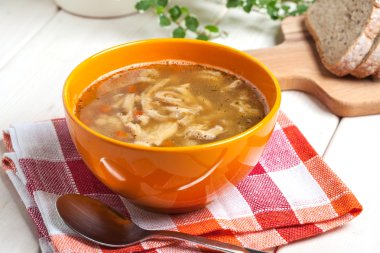 Geleneksel Lehçe işkembe çorbası sebzeli.