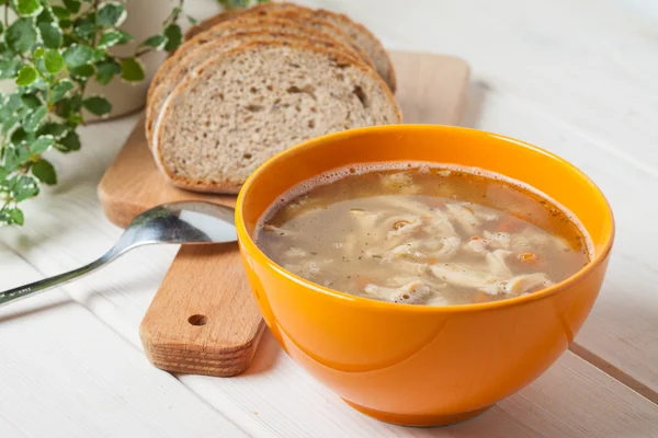 Traditionele Poolse tripe soep met groenten. — Stockfoto