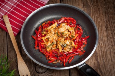 Kızarmış tavuk parçaları sebzeli.