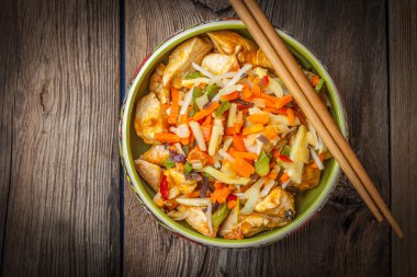 Kase sebze ile kızarmış tavuk.