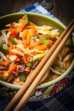 Kase sebze ile kızarmış tavuk.