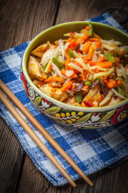 Kase sebze ile kızarmış tavuk.