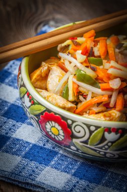 Kase sebze ile kızarmış tavuk.