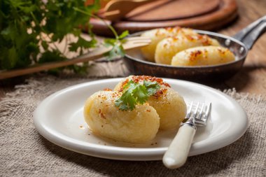 Patates köfte kıyma ile doldurulmuş.