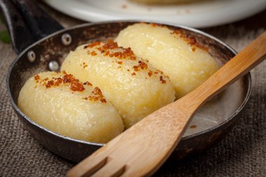 Patates köfte kıyma ile doldurulmuş.