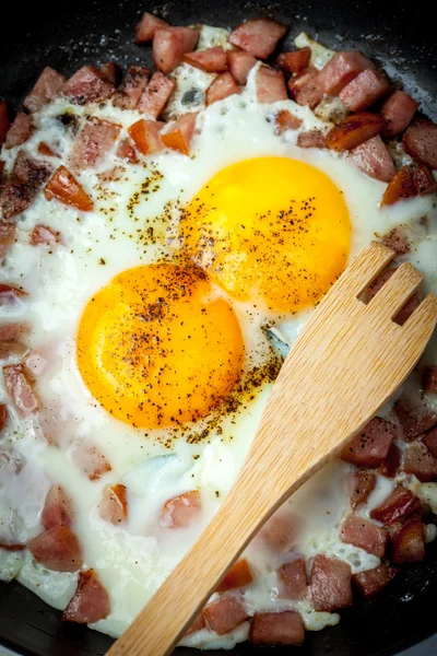 Fried eggs with chopped sausage. — Stock Photo, Image