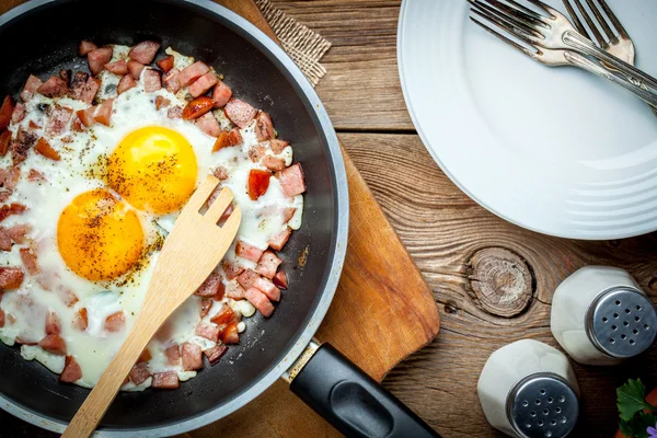 Fried eggs with chopped sausage. — Stock Photo, Image