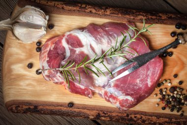 Ahşap tahta üzerinde ham taze et.