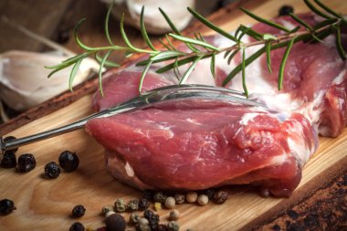 Ahşap tahta üzerinde ham taze et.