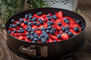 ev yapımı çilekli ve yaban mersinli cheesecake tatlı.