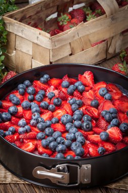 ev yapımı çilekli ve yaban mersinli cheesecake tatlı.