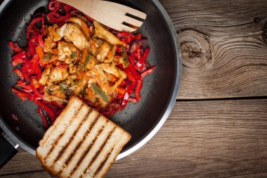 Kızarmış tavuk parçaları sebzeli.