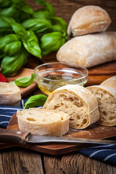 Pan de ciabatta en rodajas en tabla de cortar . —  Fotos de Stock