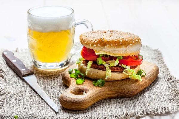 Hambúrguer caseiro com legumes frescos. — Fotografia de Stock